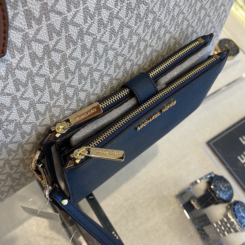 MICHAEL KORS LARGE DOUBLE ZIP WRISTLET WALLET PHONE CASE 
Navy NWT - Picture 15 of 16